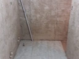 en esta se ve la reforma integral de un baño como se han rebocado las paredes y se procede a poner el suelo